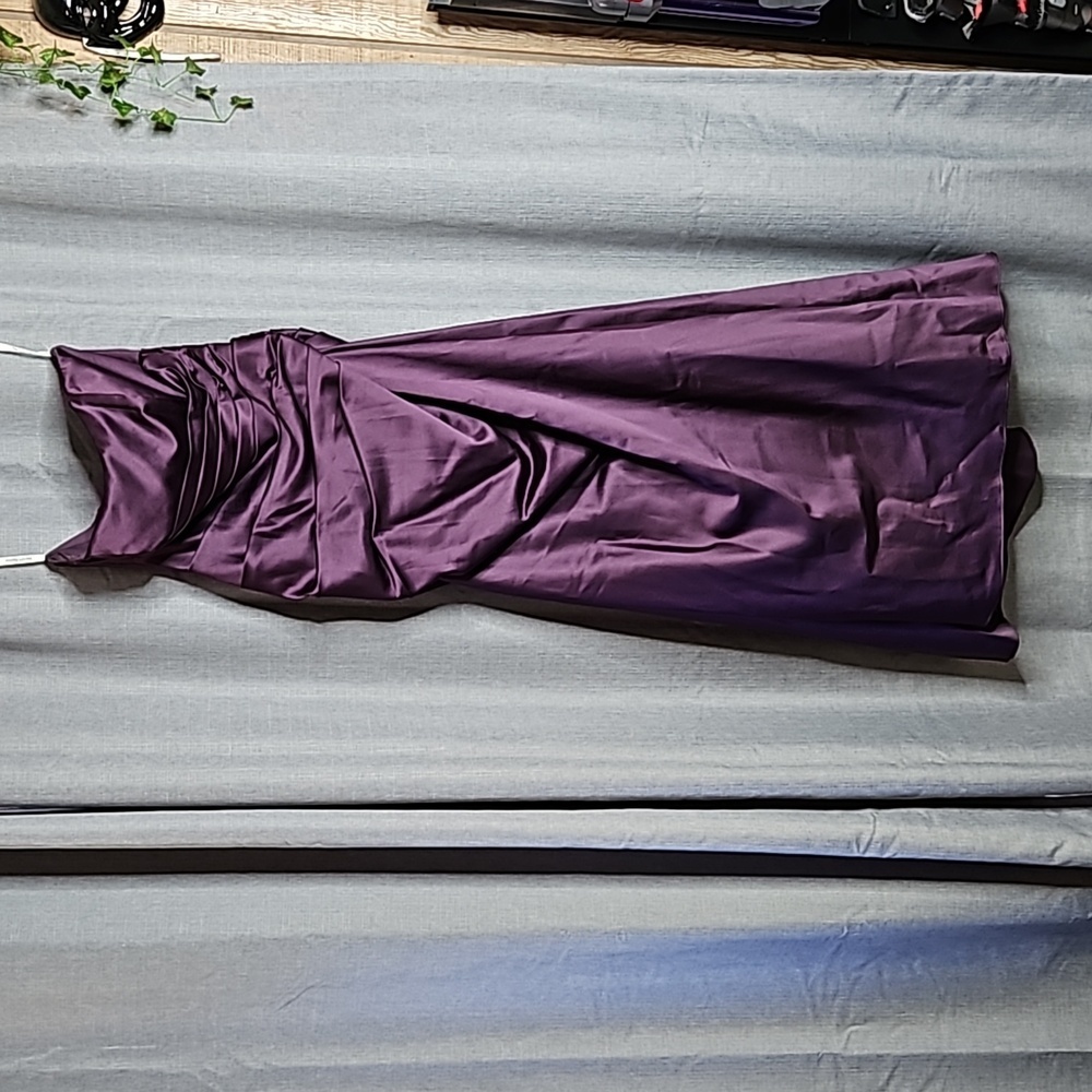 DAVIDS BRIDAL STRAPLESS BRIDESMAID DRESS WITH RUCHING IN WINE SIZE 12
